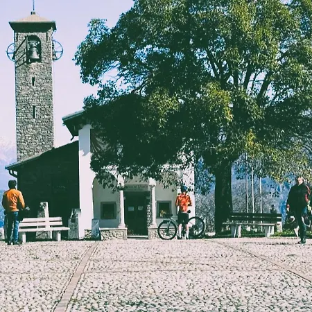 Eve's With Garden Magreglio